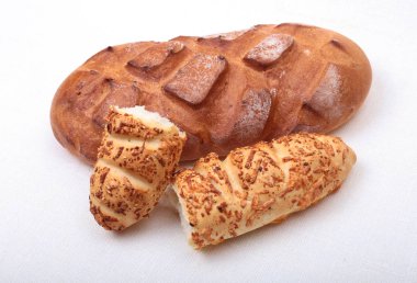 Beyaz arka plan üzerinde çeşitli taze ev yapımı ekmek. Seçici odak