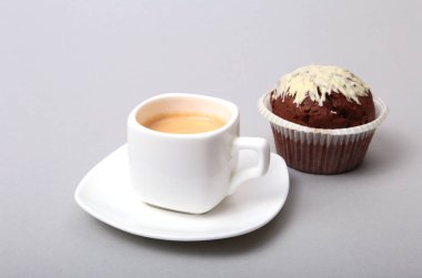 Ev yapımı kek ve çikolata beyaz arka plan üzerinde beyaz fincanla yapılan klasik espresso.