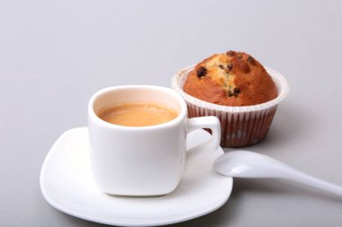 Ev yapımı kek ve çikolata beyaz arka plan üzerinde beyaz fincanla yapılan klasik espresso.