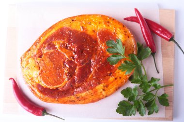 Baharatlar, maydanoz yaprakları ile biber beyaz arka plan üzerinde izole barbekü ızgara için hazır çiğ domuz jambon.