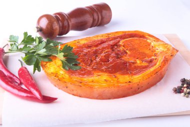 Çiğ domuz jambon ile baharatlar maydanoz yaprakları, biber ve baharat değirmeni beyaz arka plan üzerinde izole barbekü ızgara için hazır.