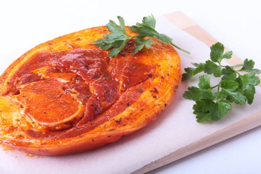 Baharat ve maydanoz çiğ domuz jambon ızgara üzerinde izole beyaz arka plan Barbekü için hazır bırakır.