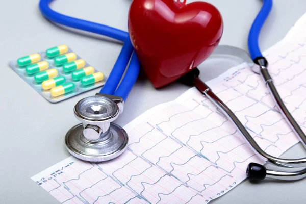 RX reçeteli, kırmızı kalp, pils ve beyaz arka plan üzerinde bir stetoskop