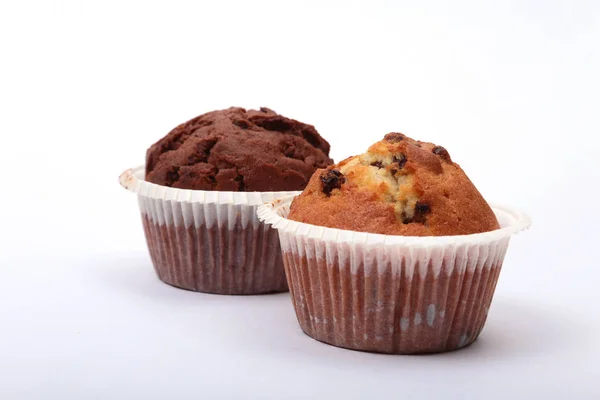 Verse zelfgemaakte muffins op witte achtergrond. Bovenaanzicht. — Stockfoto
