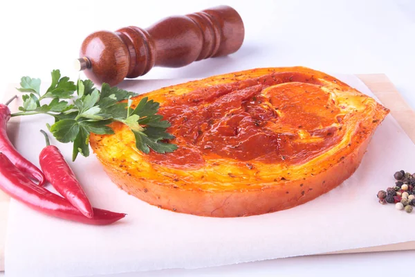 Çiğ domuz jambon ile baharatlar maydanoz yaprakları, biber ve baharat değirmeni beyaz arka plan üzerinde izole barbekü ızgara için hazır.