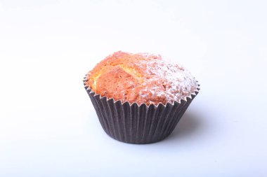 Pudra şekeri ve taze çilek ile ev yapımı Blueberry muffins.