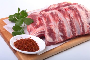 Otlar ve baharatlar ahşap tahta üzerinde çiğ Domuz kaburga. Hazır yemek pişirmek için.