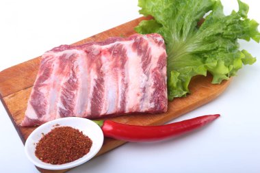 Otlar ve baharatlar ahşap tahta üzerinde çiğ Domuz kaburga. Hazır yemek pişirmek için.