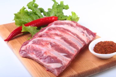 Otlar ve baharatlar ahşap tahta üzerinde çiğ Domuz kaburga. Hazır yemek pişirmek için.