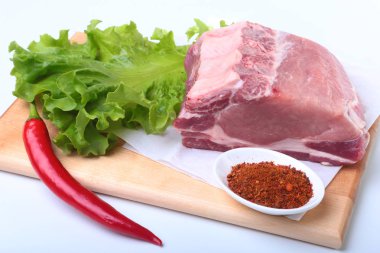 Çiğ Domuz pirzola otlar ile ve kesme tahtası üzerinde baharat. Hazır yemek pişirmek için.