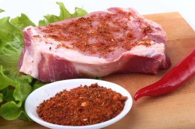 Çiğ Domuz pirzola otlar ile ve kesme tahtası üzerinde baharat. Hazır yemek pişirmek için.