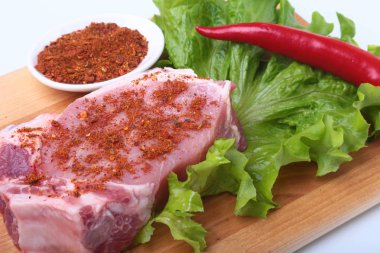 Çiğ Domuz pirzola otlar ile ve kesme tahtası üzerinde baharat. Hazır yemek pişirmek için.