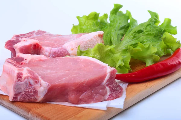生の豚肉は、ハーブとチョップし、まな板の上のスパイスします。料理の準備ができて. — ストック写真