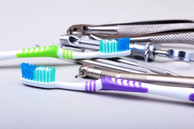 Diş Bakımı diş fırçası Diş hekimi araçları beyaz arka plan üzerinde izole ile. Seçici odak.