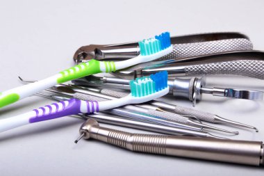 Diş Bakımı diş fırçası Diş hekimi araçları beyaz arka plan üzerinde izole ile. Seçici odak.