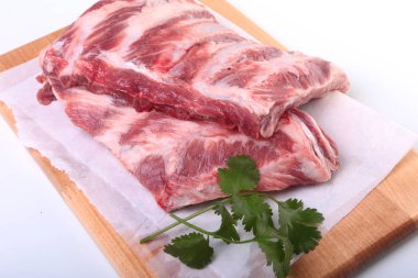 Otlar ve baharatlar ahşap tahta üzerinde çiğ Domuz kaburga. Hazır yemek pişirmek için.