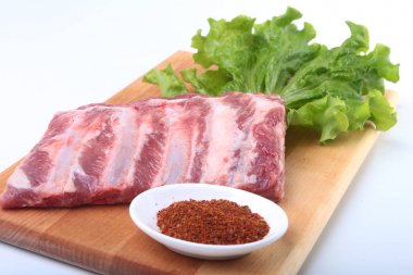 Otlar ve baharatlar ahşap tahta üzerinde çiğ Domuz kaburga. Hazır yemek pişirmek için.