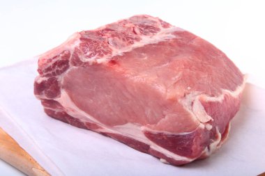 Çiğ Domuz pirzola otlar ile ve kesme tahtası üzerinde baharat. Hazır yemek pişirmek için.