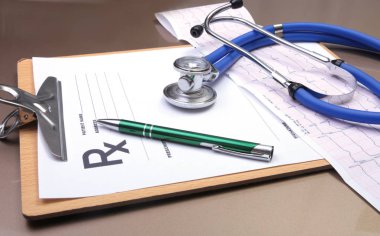 RX reçeteli, kırmızı kalp, asorted pils ve beyaz arka plan üzerinde bir stetoskop
