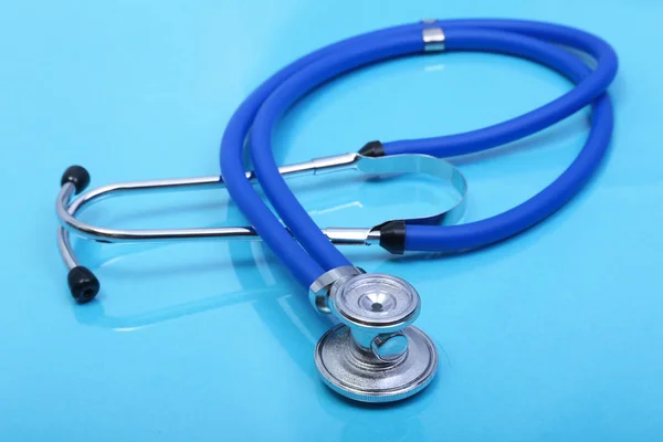 Nahaufnahme medizinisches Stethoskop auf blauem Hintergrund — Stockfoto