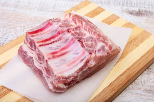 Chuletas de cerdo crudas, especias en tabla de cortar. Listo para cocinar . —  Fotos de Stock