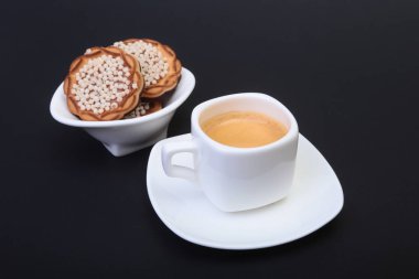 Klasik espresso ile ev yapımı kek siyah arka plan üzerine beyaz Kupası'nda. Seçici odak.