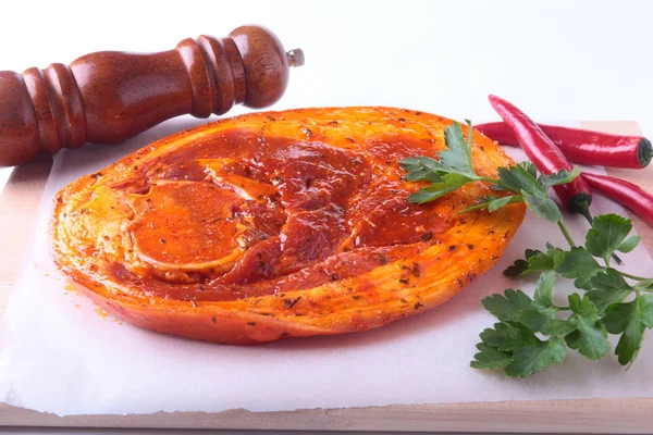 Çiğ domuz jambon ile baharatlar maydanoz yaprakları, biber ve baharat değirmeni beyaz arka plan üzerinde izole barbekü ızgara için hazır.