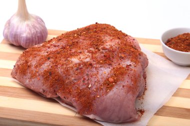 domuz biftek yağ ile. Baharat biber ve yeşil soğan ile ahşap tahta üzerinde et olduğunu. Yemek pişirmek için hazır. Seçici odak.