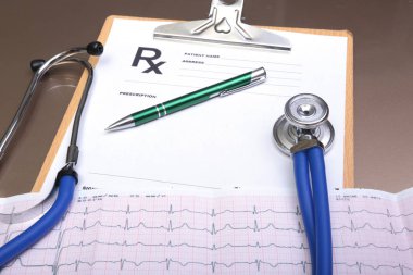 RX reçeteli, kırmızı kalp, asorted pils ve beyaz arka plan üzerinde bir stetoskop