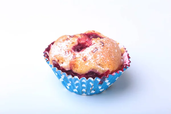 Muffin ai mirtilli fatti in casa con zucchero a velo e bacche fresche . — Foto Stock