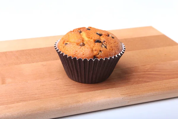 Domácí borůvkové muffiny s moučkovým cukrem a čerstvé jahody. — Stock fotografie