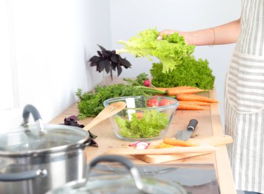 Kesme tahtası, bir cam tabak salata taze sebze. Pişirme kavramı