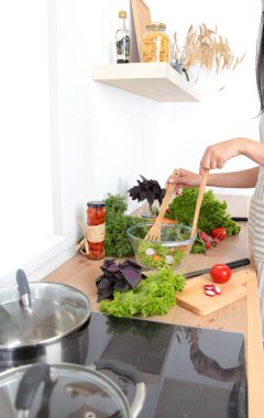 Kesme tahtası, bir cam tabak salata taze sebze. Pişirme kavramı