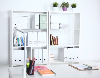 Masalar, sandalyeler ve kütüphaneler ile modern ofis iç