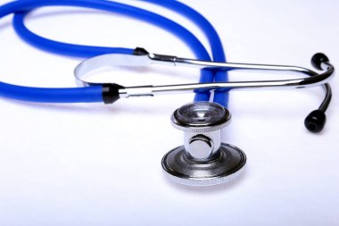Beyaz arka plan üzerinde izole sağlık stetoskop. seçici odak.