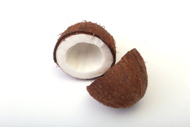 Yarısı beyaz arka plan üzerinde izole hindistancevizi .