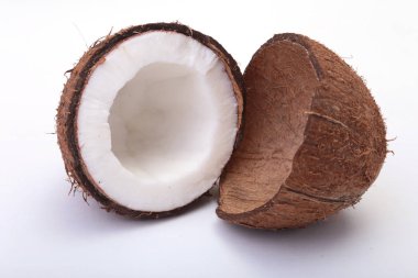 Yarısı beyaz arka plan üzerinde izole hindistancevizi .