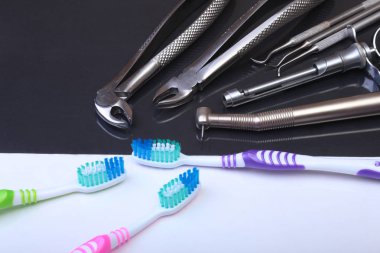 Diş Bakımı diş fırçası Diş hekimi araçları ayna arka plan ile. Seçici odak.