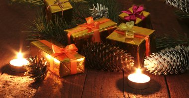 Kutlama kompozisyon. Noel mumlar ve hediye kutuları.