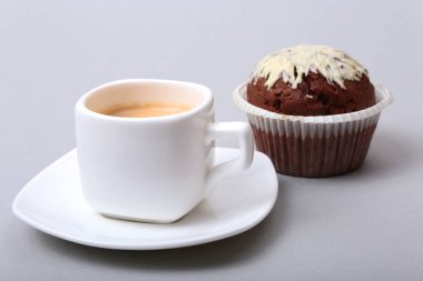 Ev yapımı kek ve çikolata beyaz arka plan üzerinde beyaz fincanla yapılan klasik espresso.