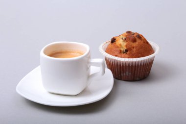 Ev yapımı kek ve çikolata beyaz arka plan üzerinde beyaz fincanla yapılan klasik espresso.