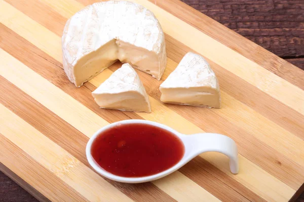 Queijo com mofo branco. Camembert ou brie tipo com molho de arando.. Café da manhã saudável . — Fotografia de Stock