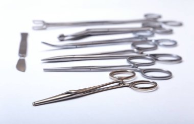 Beyaz arka plan üzerinde izole tıbbi ve cerrahi aletleri