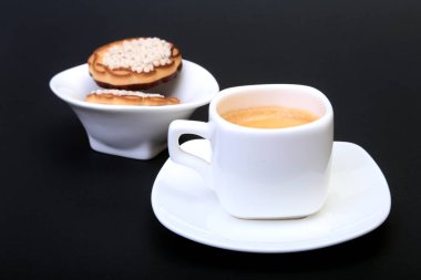 Klasik espresso ile ev yapımı kek siyah arka plan üzerine beyaz Kupası'nda. Seçici odak.