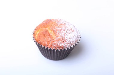 Pudra şekeri ve taze çilek ile ev yapımı Blueberry muffins.