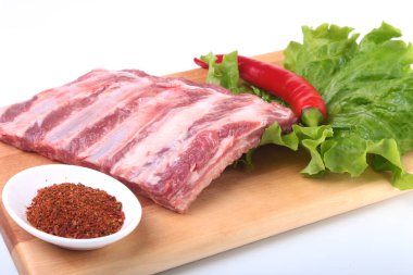 Otlar ve baharatlar ahşap tahta üzerinde çiğ Domuz kaburga. Hazır yemek pişirmek için.