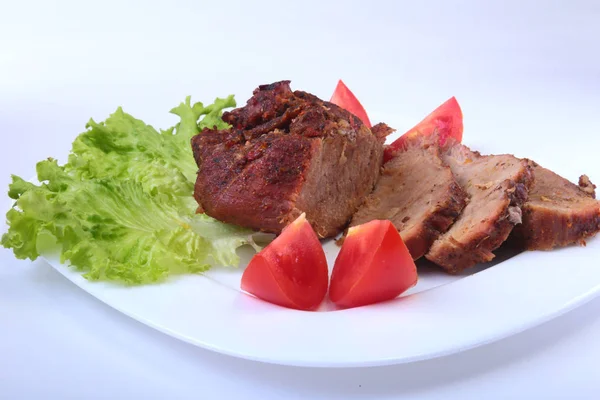 Steak de viande grillée avec tomate, laitue et grenade de haricots sur assiette blanche . — Photo