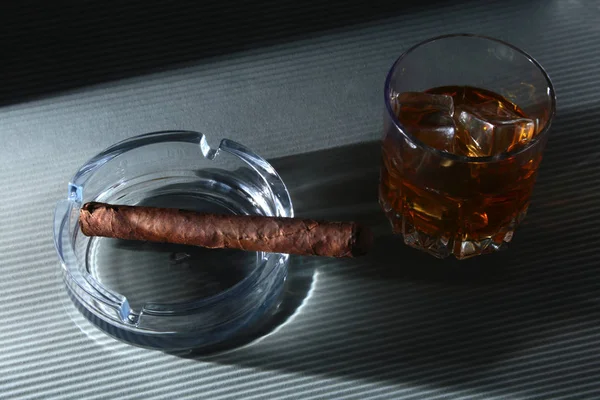 Bir bardak viski ya da buz ve puro siyah taş masada burbon. Seçici odak. — Stok fotoğraf