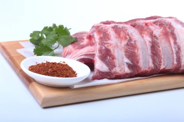 Otlar ve baharatlar ahşap tahta üzerinde çiğ Domuz kaburga. Hazır yemek pişirmek için.