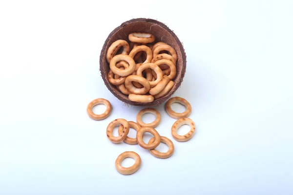 Salzige Mini-Brezeln mit Salz in einer Schüssel, kleiner Bagel - hausgemachter Bio-Imbiss für Bier in Holzschale isoliert weißer Hintergrund — Stockfoto